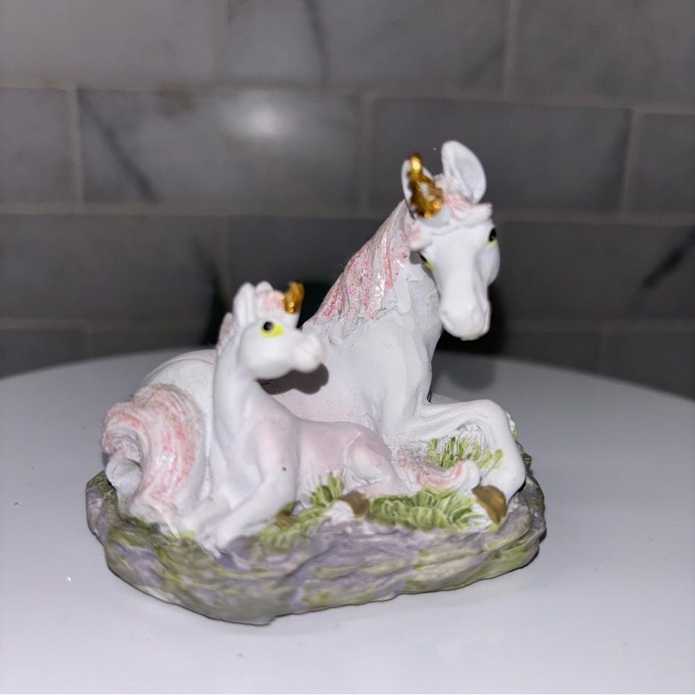 Mini Figurine: White Unicorn with Baby